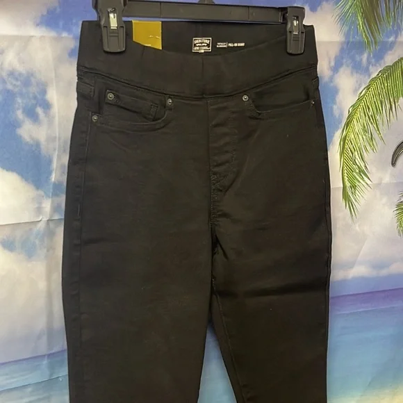 - Brand new with tags Woman’s Signature by Levi Strauss pull-on skinny. - Picture 5 of 15